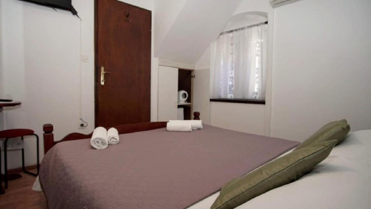 Rooms & Studio Stipcic Трогир Екстериор снимка